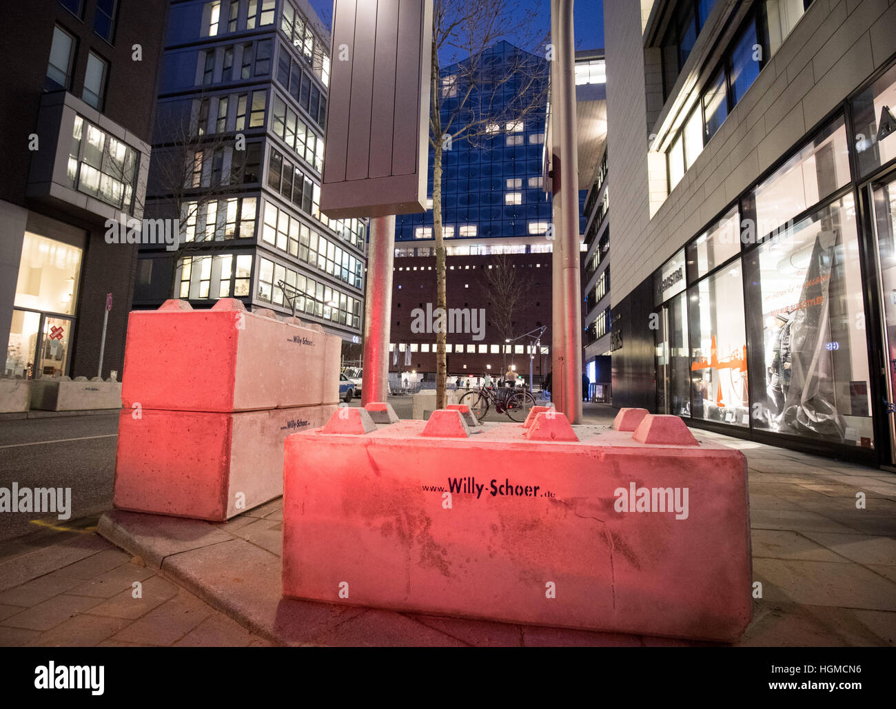 Amburgo, Germania. Decimo gen, 2017. Le barriere in calcestruzzo blocco accesso veicolare per la Elbphilharmonie concert hall ad Amburgo, Germania, 10 gennaio 2017. La sala concerti si apre sul 11.01.17. Foto: Christian Charisius/dpa/Alamy Live News Foto Stock