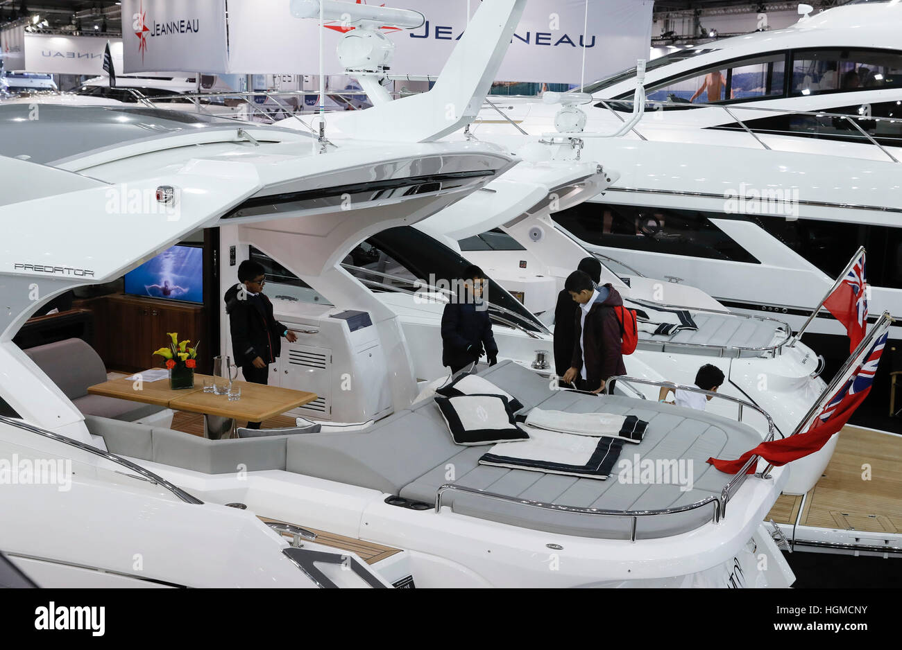 Londra, Regno Unito. Xi gen, 2017. Studente visitatore visualizza uno yacht al London Boat Show a ExCel di Londra, Gran Bretagna. © Han Yan/Xinhua/Alamy Live News Foto Stock