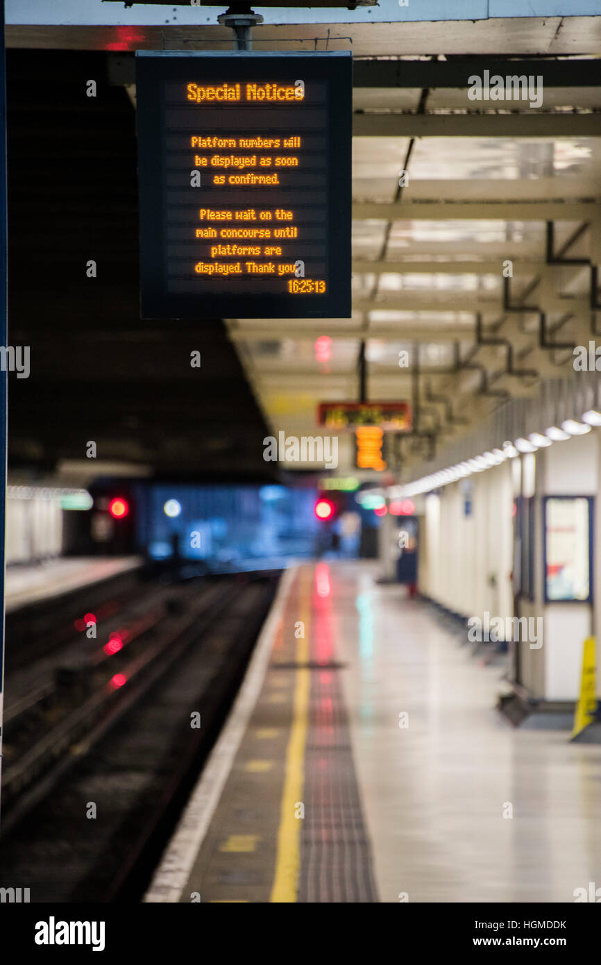 Londra, Regno Unito. Il 10 gennaio, 2016. Piattaforme di vuoto - sera i passeggeri pendolari attendere il servizio dello scheletro del sud della ferrovia Treni che sono in esecuzione al di fuori del Victoria, a seguito della RMT sciopero. Credito: Guy Bell/Alamy Live News Foto Stock