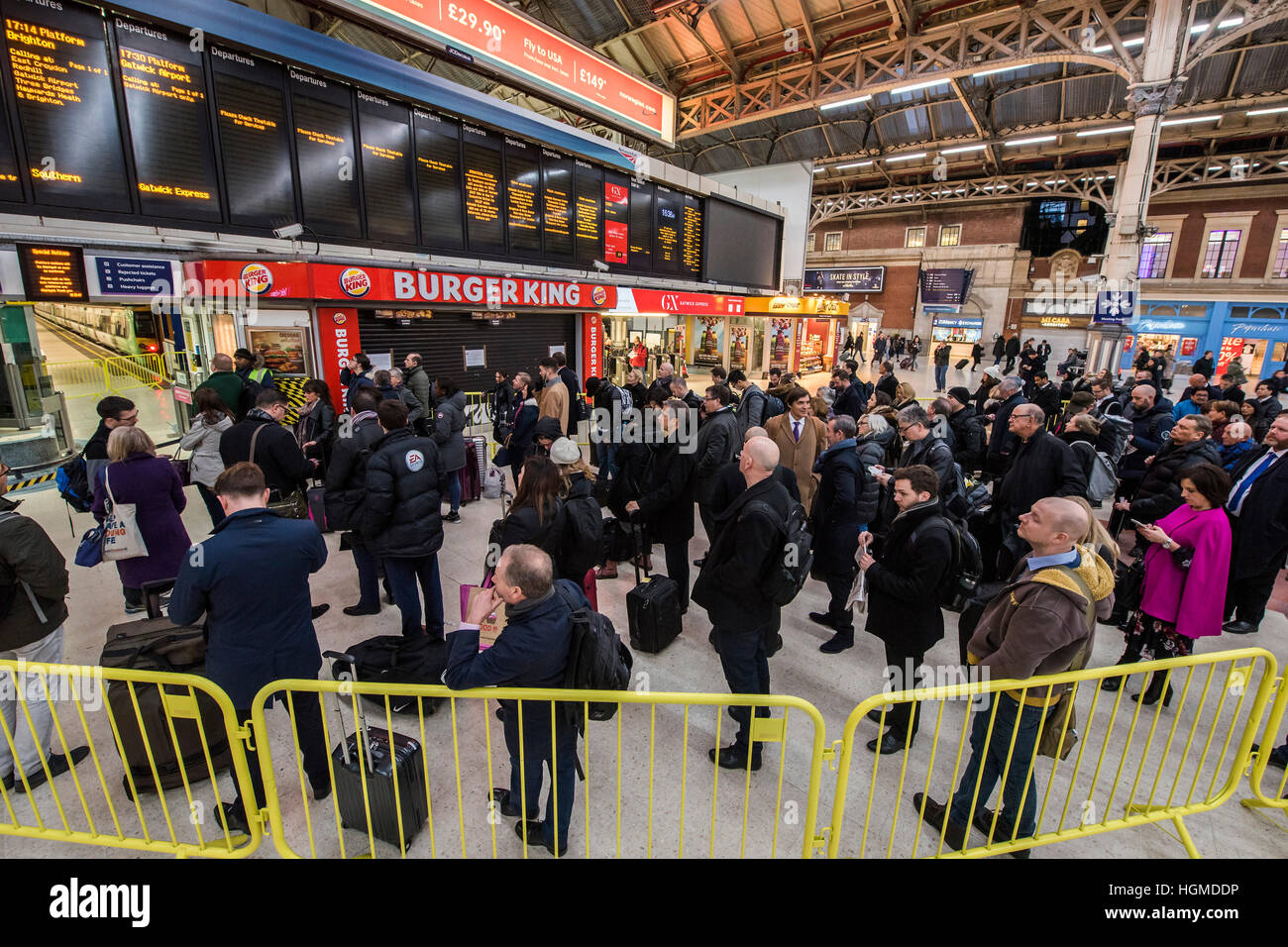 Londra, Regno Unito. Il 10 gennaio, 2016. Accodamento per il Gatwick Express che era in esecuzione un mezzo servizio oraria - sera i passeggeri pendolari attendere il servizio dello scheletro del sud della ferrovia Treni che sono in esecuzione al di fuori del Victoria, a seguito della RMT sciopero. Credito: Guy Bell/Alamy Live News Foto Stock