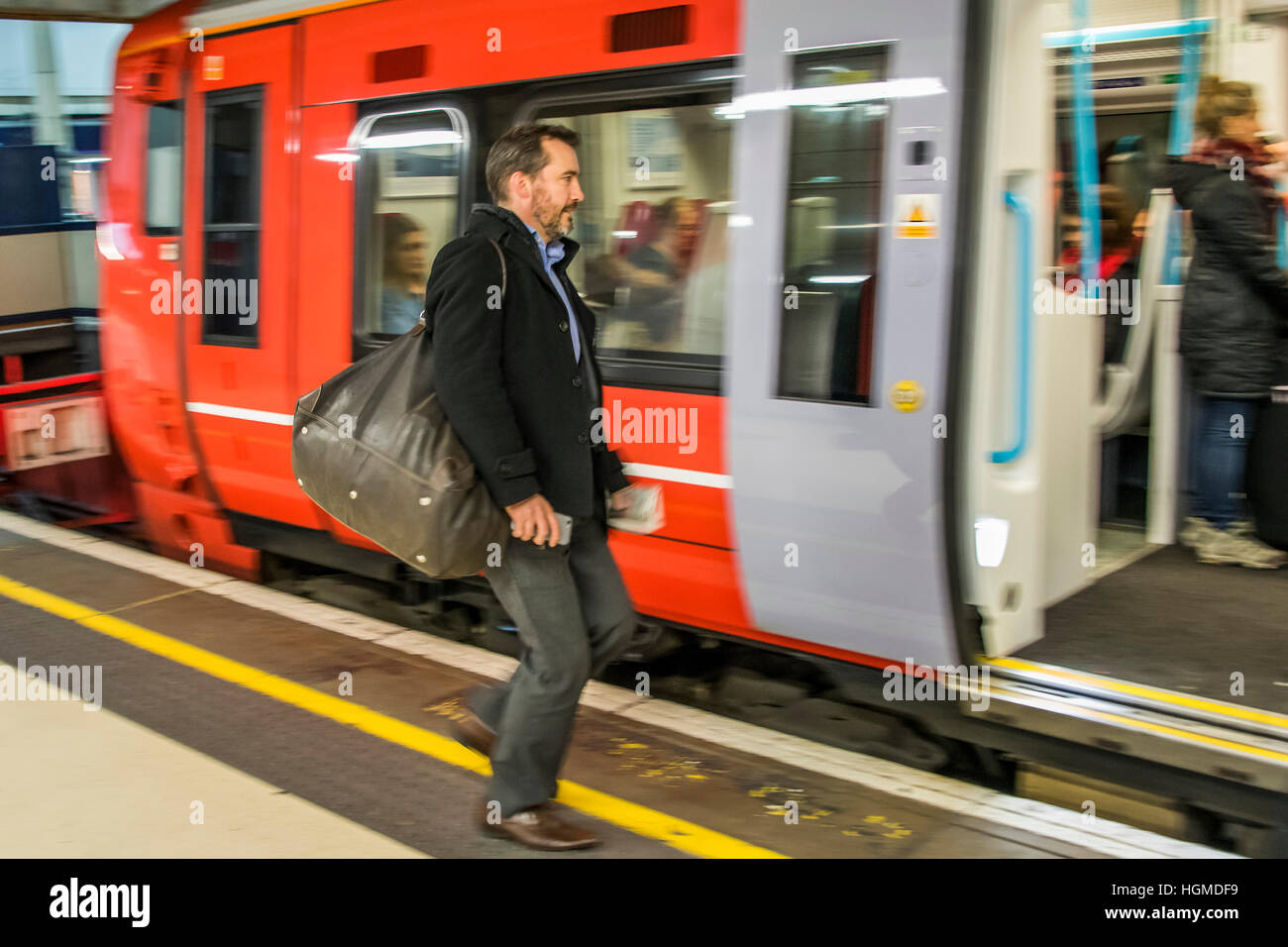 Londra, Regno Unito. Il 10 gennaio, 2016. In esecuzione per il Gatwick Express che era in esecuzione un mezzo servizio oraria - sera i passeggeri pendolari attendere il servizio dello scheletro del sud della ferrovia Treni che sono in esecuzione al di fuori del Victoria, a seguito della RMT sciopero. Credito: Guy Bell/Alamy Live News Foto Stock