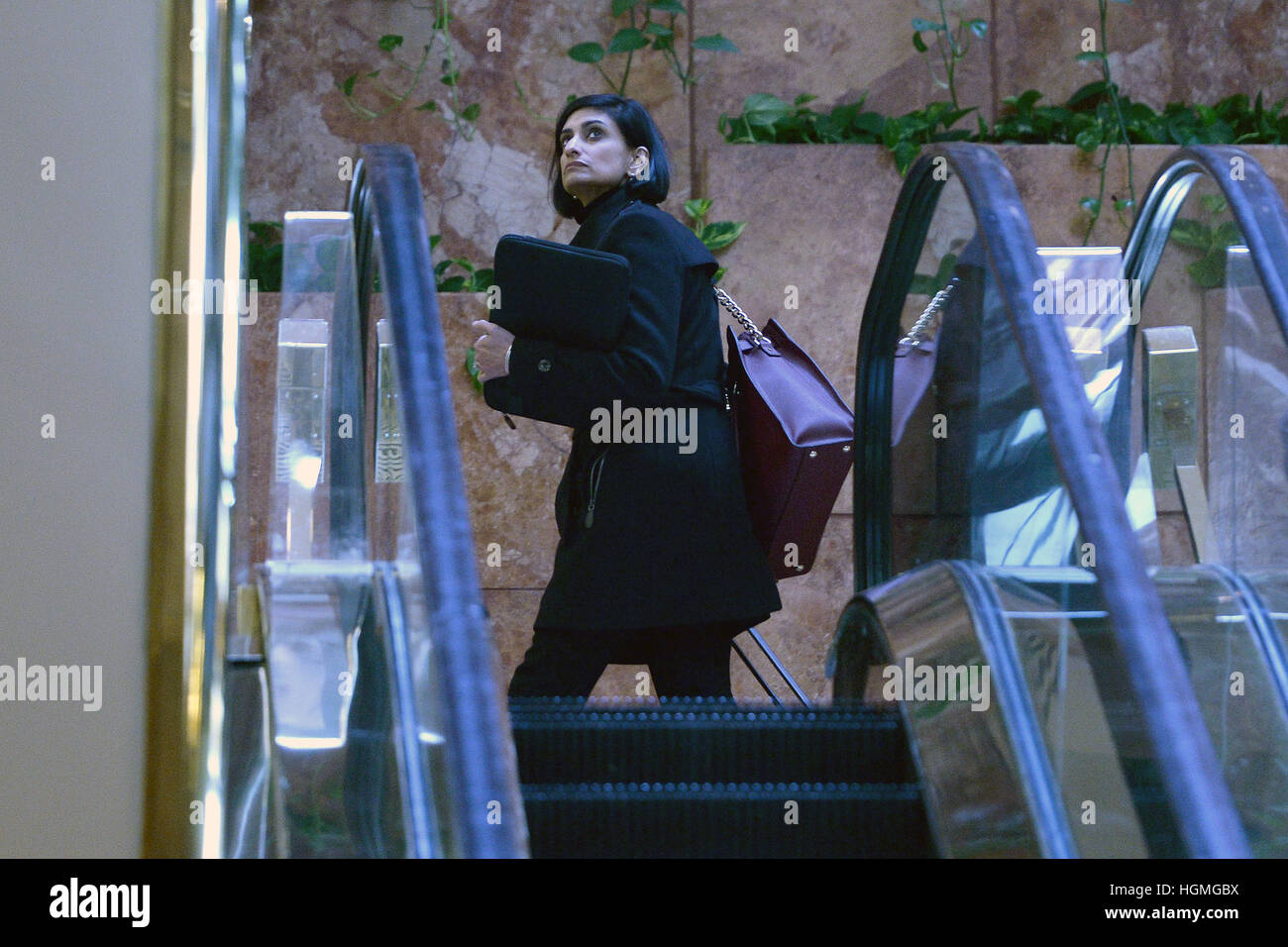 New York, Stati Uniti d'America. Decimo gen, 2017. Sembra Verma, presidente eletto è scelta per centri per Medicare e Medicaid Services Administrator, è visto salire le scale mobili nella lobby del Trump Tower a New York, USA, il 10 gennaio 2017. Credito: Anthony Behar/Piscina via CNP - nessun filo SERVICE - foto: Anthony Behar/Piscina via CNP/dpa/Alamy Live News Foto Stock