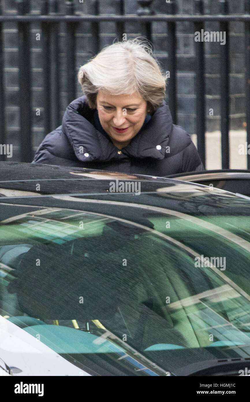 Il Primo Ministro inglese Theresa Maggio lascia 10 di Downing Street per frequentare il primo ministro del Tempo delle interrogazioni, in House of Commons. Foto Stock