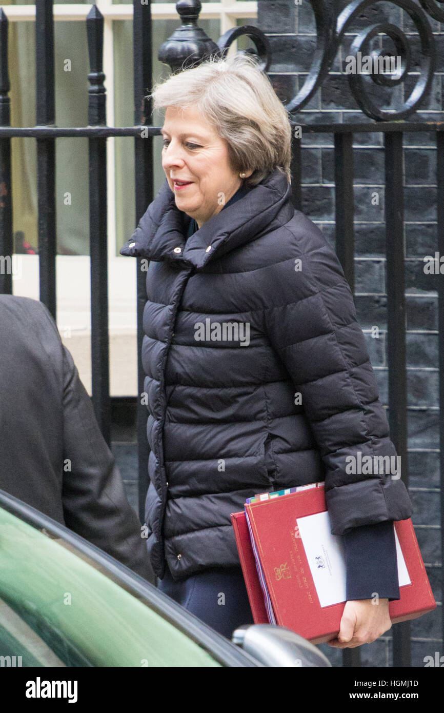 Il Primo Ministro inglese Theresa Maggio lascia 10 di Downing Street per frequentare il primo ministro del Tempo delle interrogazioni, in House of Commons. Foto Stock