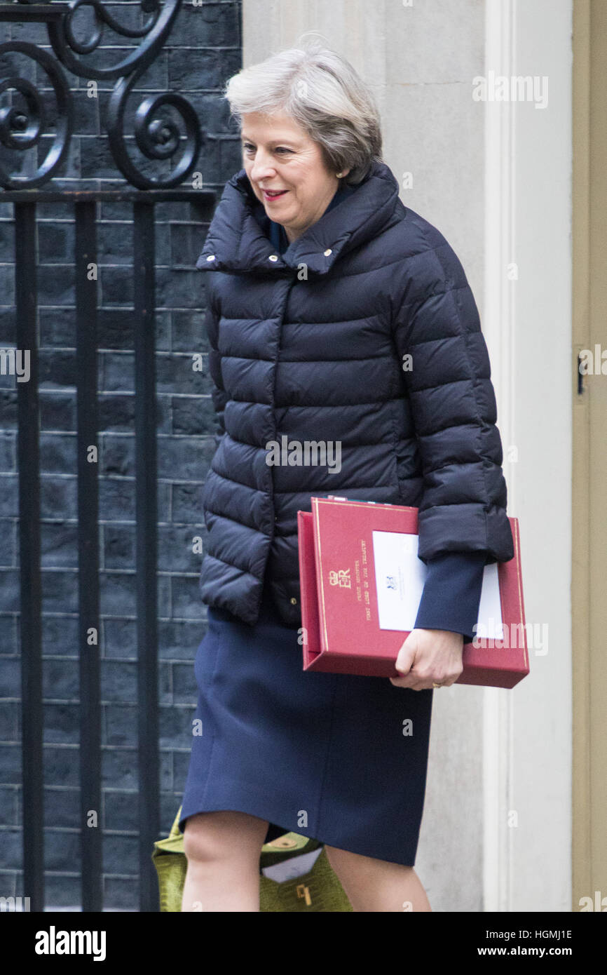 Il Primo Ministro inglese Theresa Maggio lascia 10 di Downing Street per frequentare il primo ministro del Tempo delle interrogazioni, in House of Commons. Foto Stock