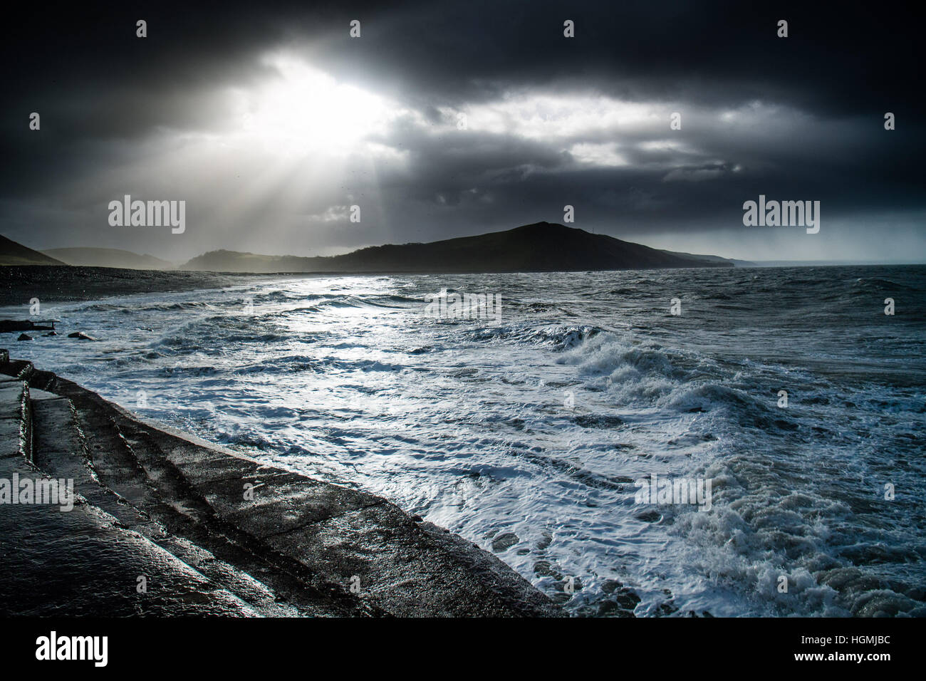 Aberystwyth Wales UK, mercoledì 11 Jan 2017 UK Meteo: come il tempo inizia a cambiare , il mare in tempesta e gales iniziano a colpire la costa in Aberystwyth Wales. Venti forti colpiscono gran parte del Nord Est, del Regno Unito e il congelamento in condizioni di neve sono previsioni per la gran parte del territorio del paese di giovedì e venerdì foto © Keith Morris / Alamy Live News Foto Stock