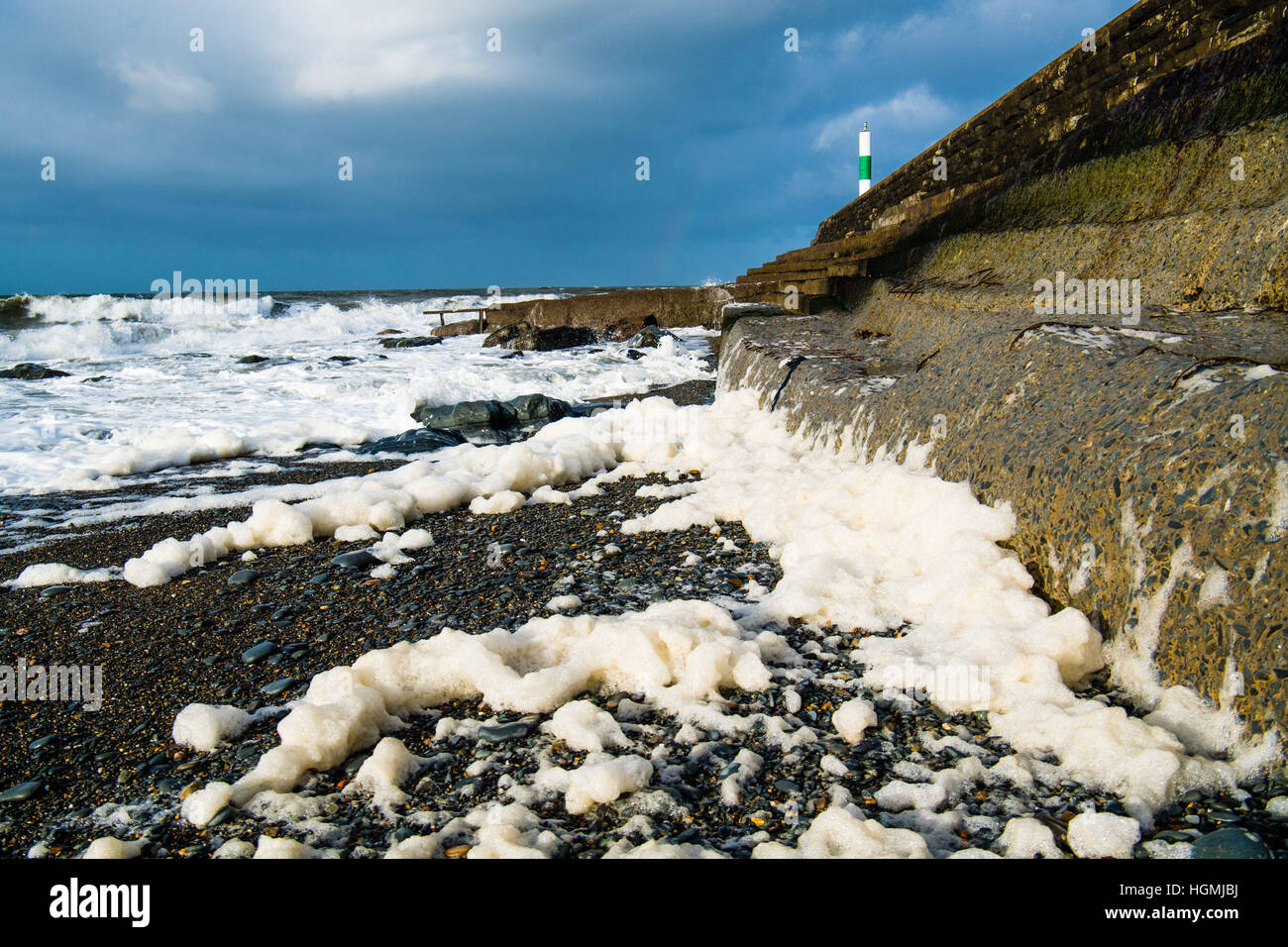 Aberystwyth Wales UK, mercoledì 11 Jan 2017 UK Meteo: come il tempo inizia a cambiare , il mare in tempesta e gales iniziano a colpire la costa in Aberystwyth Wales. Venti forti colpiscono gran parte del Nord Est, del Regno Unito e il congelamento in condizioni di neve sono previsioni per la gran parte del territorio del paese di giovedì e venerdì foto © Keith Morris / Alamy Live News Foto Stock