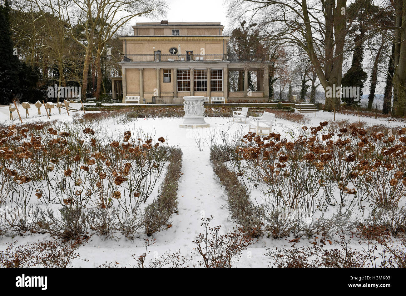 Berlino, Germania. Xi gen, 2017. La casa della Conferenza di Wannsee Memorial e Sito Educativo, a Berlino, Germania, 11 gennaio 2017. Il settantacinquesimo anniversario della Conferenza di Wannsee è il 20 gennaio 2017. Nel 1942, il governo Nazional Socialista funzionari e dirigenti SS si è tenuta una riunione per organizzare l'olocausto in dettaglio, presieduta da SS-Obergruppenfuehrer Reinhard Heydrich. Foto: Britta Pedersen/dpa-Zentralbild/dpa/Alamy Live News Foto Stock