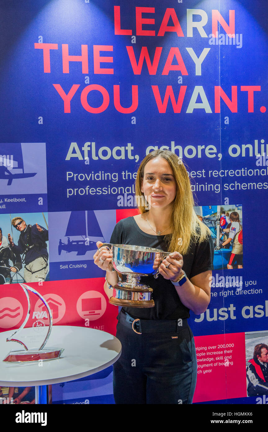 Londra, Regno Unito. 11 gennaio 2017. Princess Anne sul cavalletto di RYA per dare la Yachtmaster del premio di anno di Zara Roberts, di anni 30 (nella foto) - Sua Altezza Reale la Principessa Anna, Princess Anne, e suo marito Vice Ammiraglio Tim Laurence, tour London Boat Show 2017 presso il centro Excel. Credito: Guy Bell/Alamy Live News Foto Stock