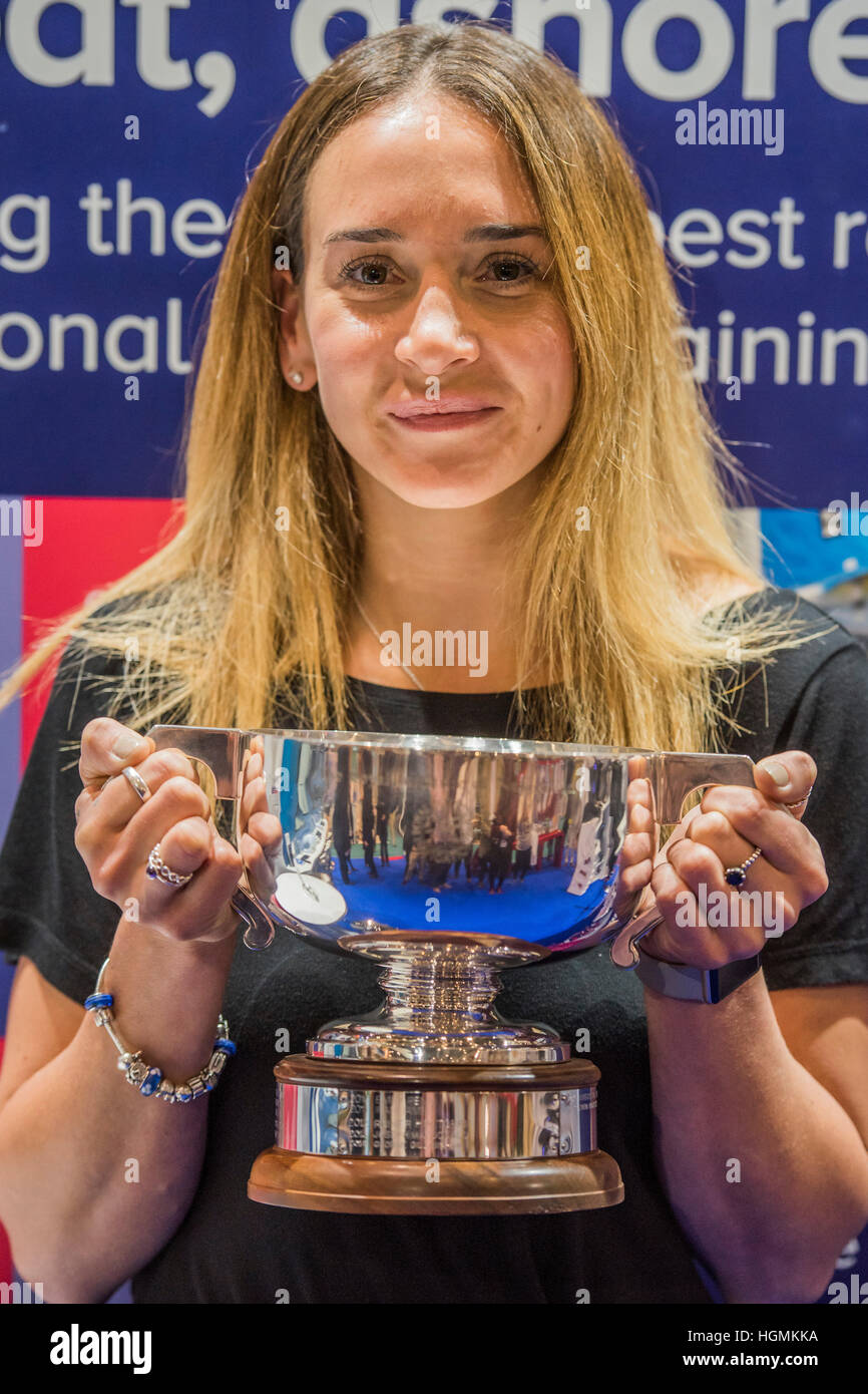 Londra, Regno Unito. 11 gennaio 2017. Princess Anne sul cavalletto di RYA per dare la Yachtmaster del premio di anno di Zara Roberts, di anni 30 (nella foto) - Sua Altezza Reale la Principessa Anna, Princess Anne, e suo marito Vice Ammiraglio Tim Laurence, tour London Boat Show 2017 presso il centro Excel. Credito: Guy Bell/Alamy Live News Foto Stock