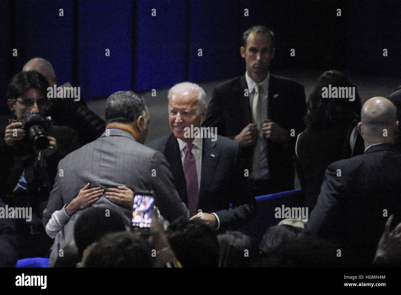 10 gennaio 2017 - Chicago, IL, Stati Uniti d'America - STATI UNITI Il presidente Barack Obama ha dato un discorso di commiato presso il McCormick Place a Chicago il 10 gennaio 2017. Questo è lo stesso luogo dove egli ha dato la sua elezione 2012 discorso di accettazione. Obama ha chiesto al pubblico di parlare e di prendere parte nel sistema politico per effetto del cambiamento. Il presidente è diventato emozionati quando egli era parlare di quanto la sua famiglia significa per lui...migliaia di persone hanno riempito la sala. Biglietti gratuiti era stato dato il sabato. Quando le persone hanno atteso a lungo le linee in caso di gelo durante la mattina presto per avere la possibilità di vedere il Presidente in pe Foto Stock