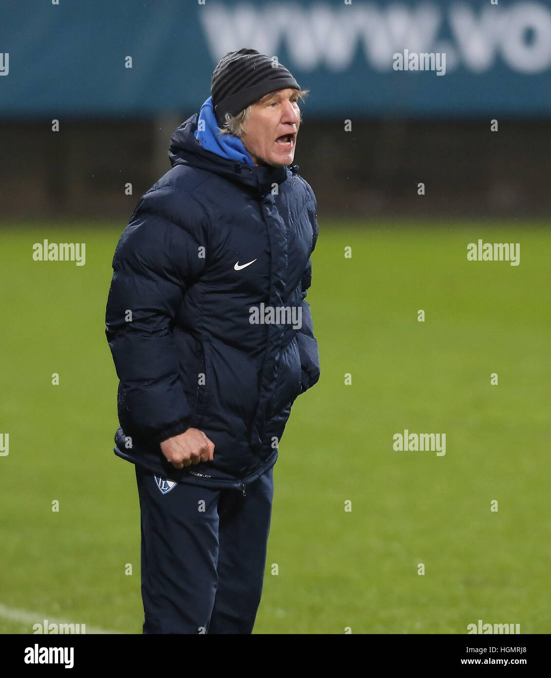 Bochum, Germania. Xi gen, 2017. Media stagione freindly, VfL Bochum 1848 - SpVgg Greuther Fuerth: Manager Gertjan Verbeek (Bochum) dà istruzioni. © Juergen schwarz/Alamy Live News Foto Stock