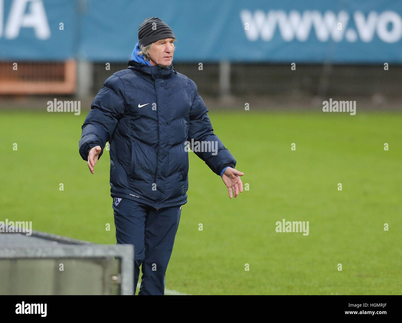 Bochum, Germania. Xi gen, 2017. Media stagione freindly, VfL Bochum 1848 - SpVgg Greuther Fuerth: Manager Gertjan Verbeek (Bochum) dà istruzioni. © Juergen schwarz/Alamy Live News Foto Stock