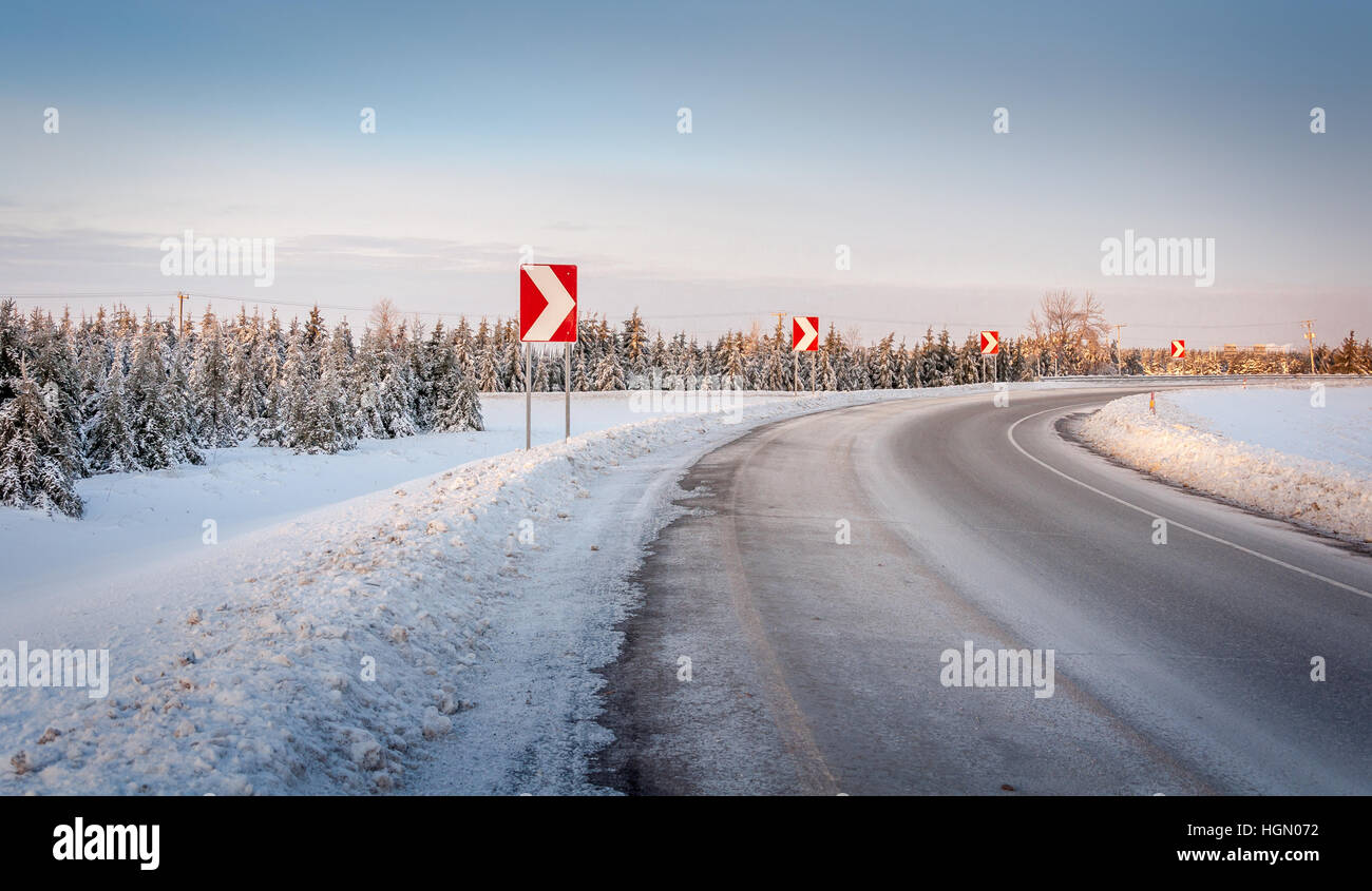 Inverno gelido la condizione della strada girare.2 Foto Stock