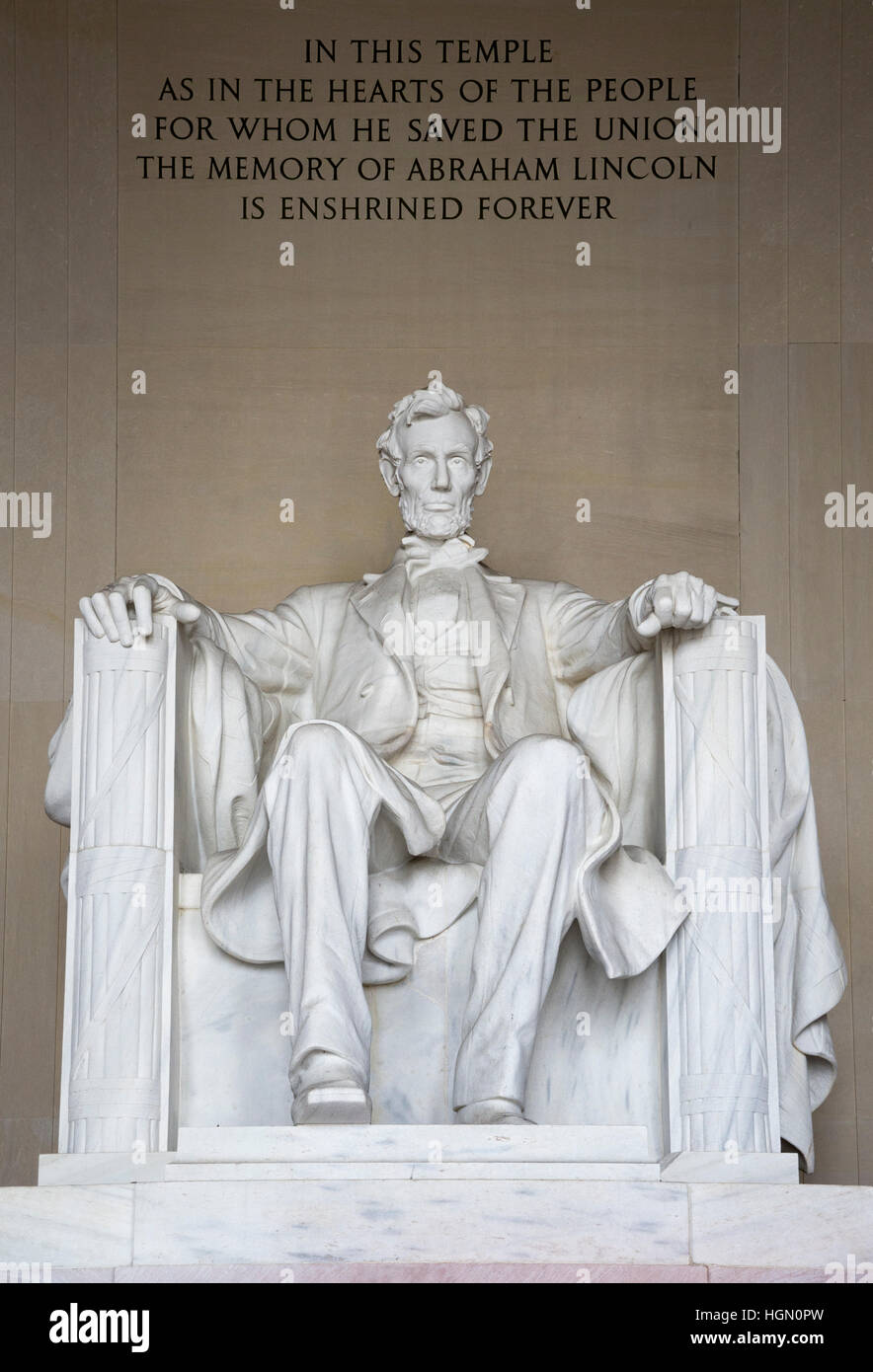 Vista verticale, con iscrizione, della statua di Abraham Lincoln, scolpito da Daniel Chester French, il Lincoln Memorial. Foto Stock