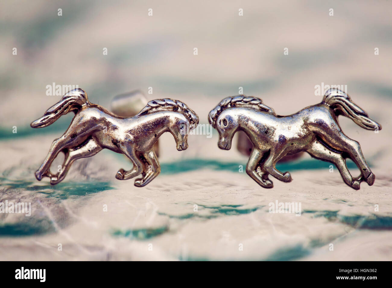 Cavallo di metallo forma orecchini Foto Stock
