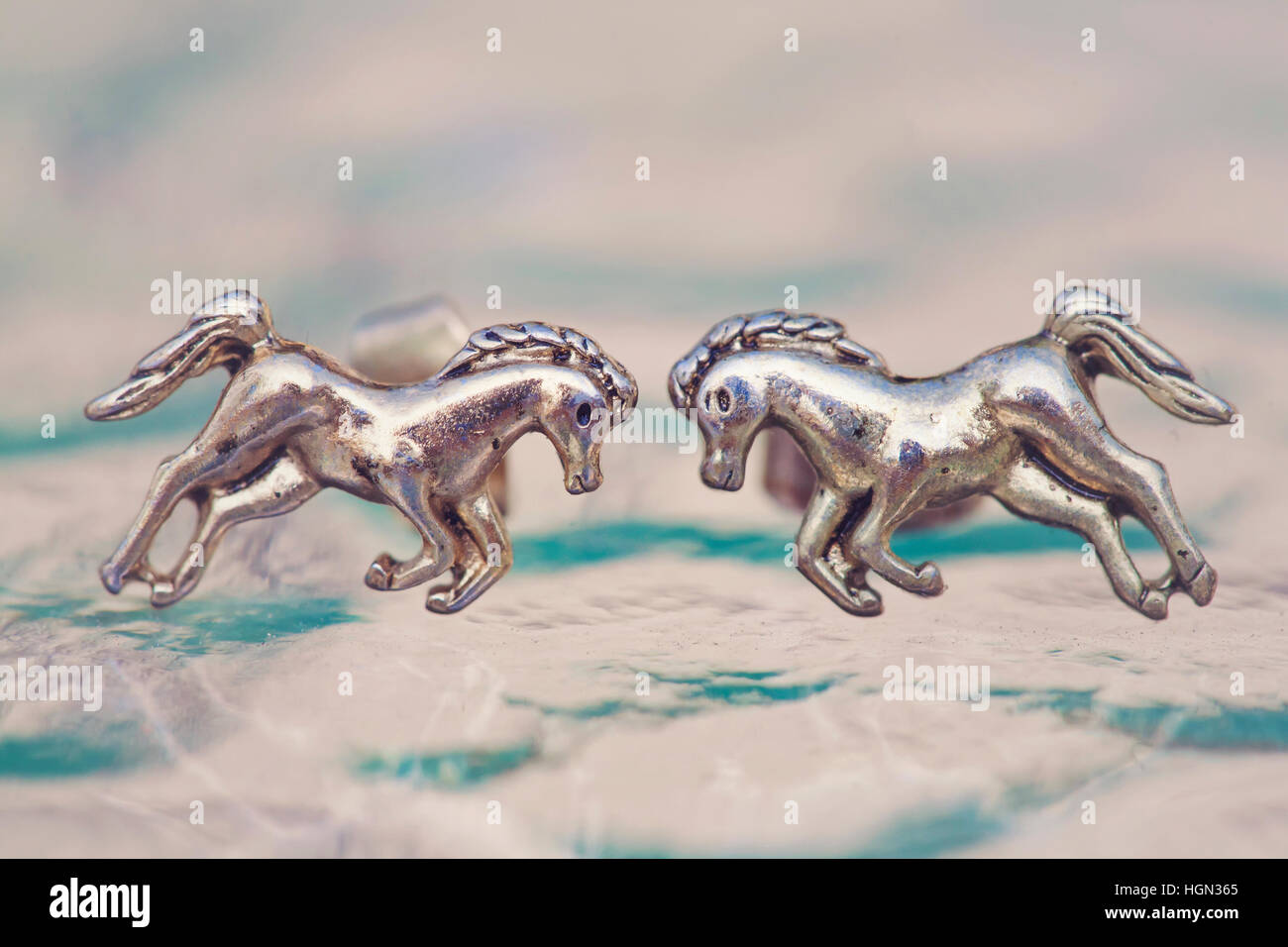 Cavallo di metallo forma orecchini Foto Stock