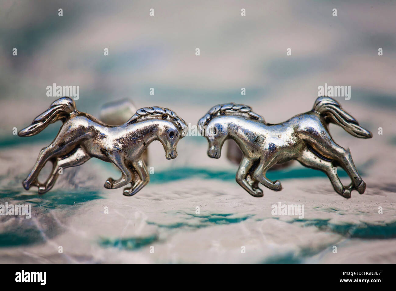 Cavallo di metallo forma orecchini Foto Stock