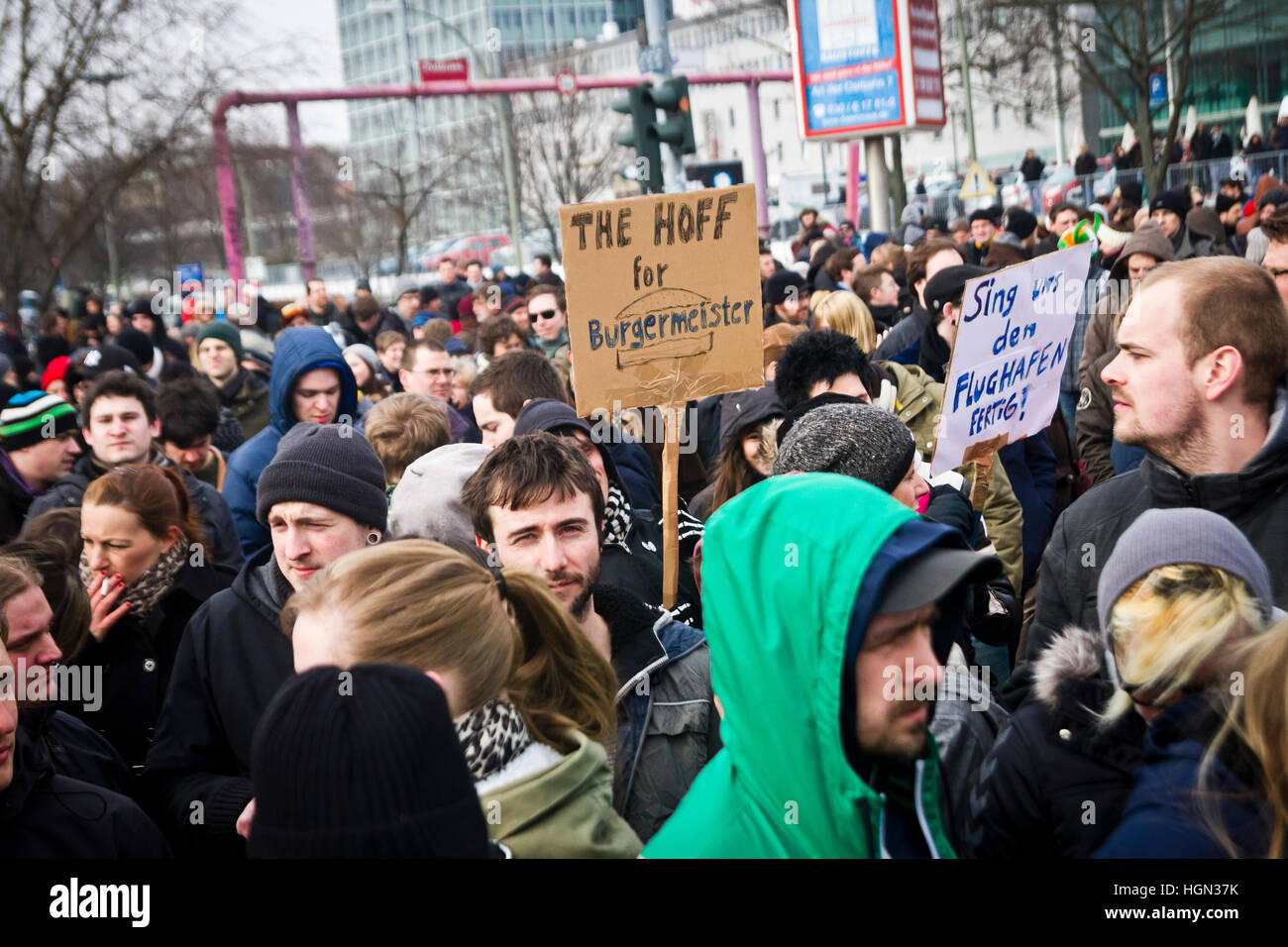 Una folla attende per David Hasselhoff di arrivare nella sua visita a Berlino nel 2013 per protestare contro la demolizione di un tratto di una delle restanti parti del B Foto Stock