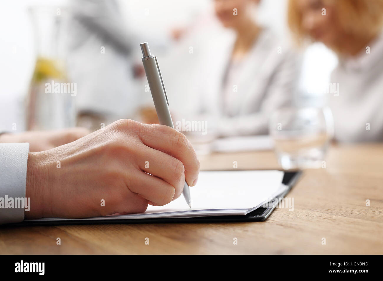 La firma del contratto. La donna i segni di un documento Foto Stock