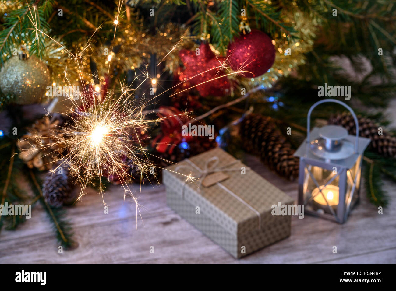 Botti e un dono con albero di Natale e le luci Foto Stock