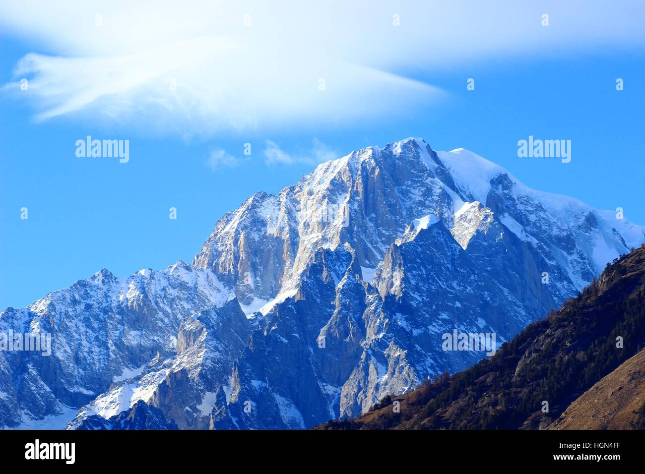 Nuvole lenticolare (Altocumulus lenticularis) sul Mont Blanc picco, cielo blu in background Foto Stock