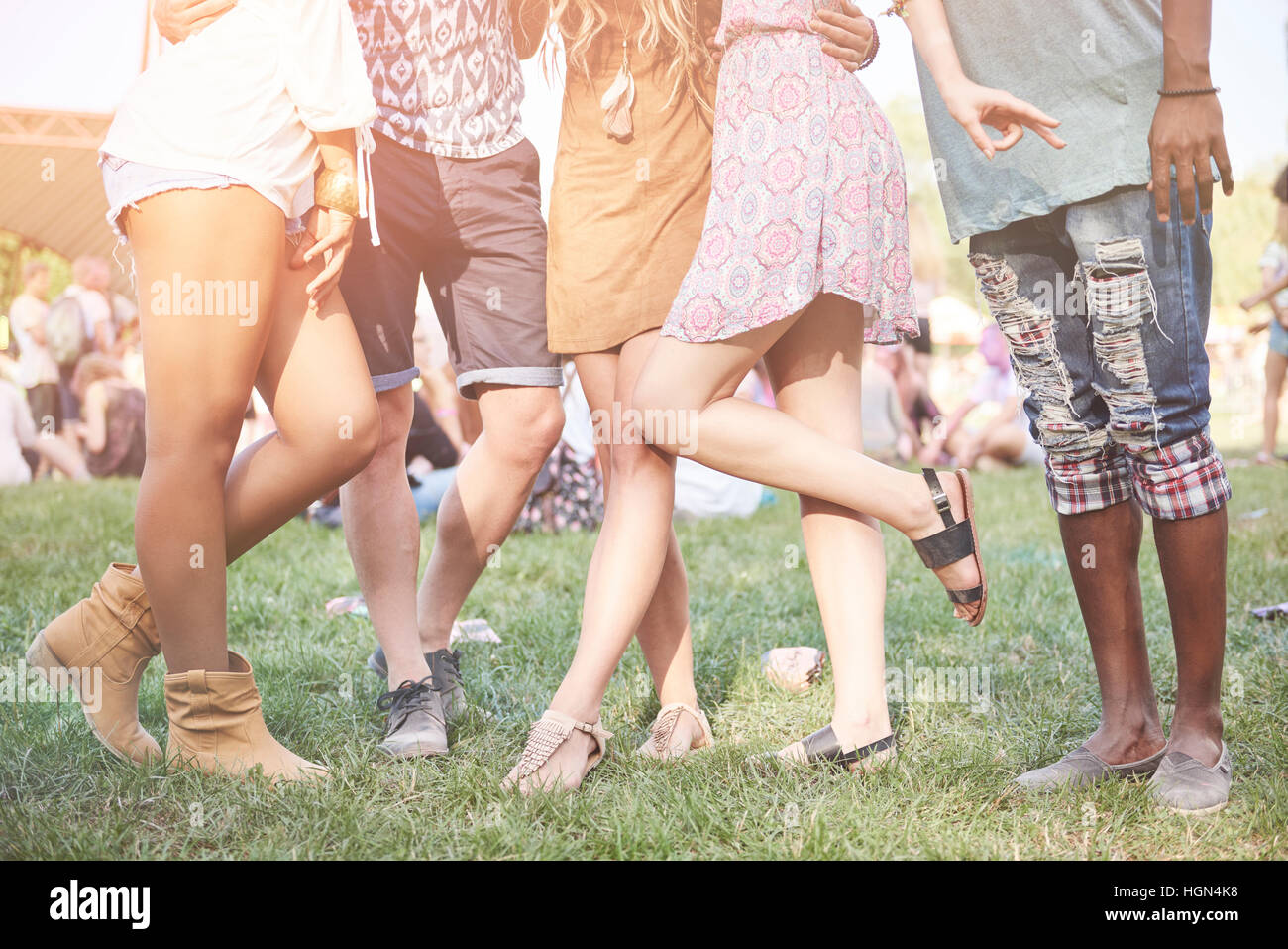 La sezione inferiore di amici al festival Foto Stock