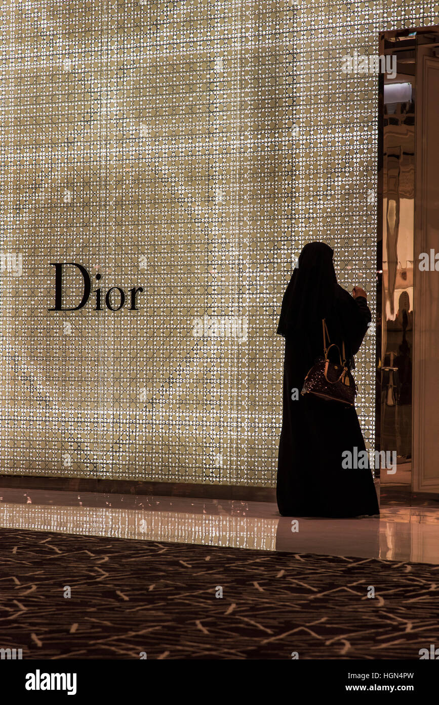 Tradizionalmente condita metà donna orientale lo shopping al centro commerciale di Dubai, Dubai, Emirati Arabi Uniti Foto Stock