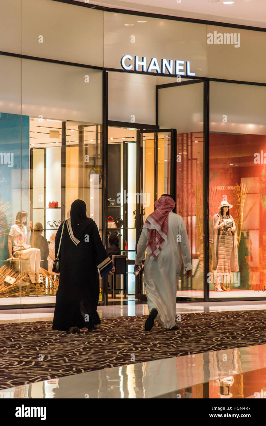 Tradizionalmente condita Middle Eastern giovane lo shopping al centro commerciale di Dubai, Dubai, Emirati Arabi Uniti Foto Stock