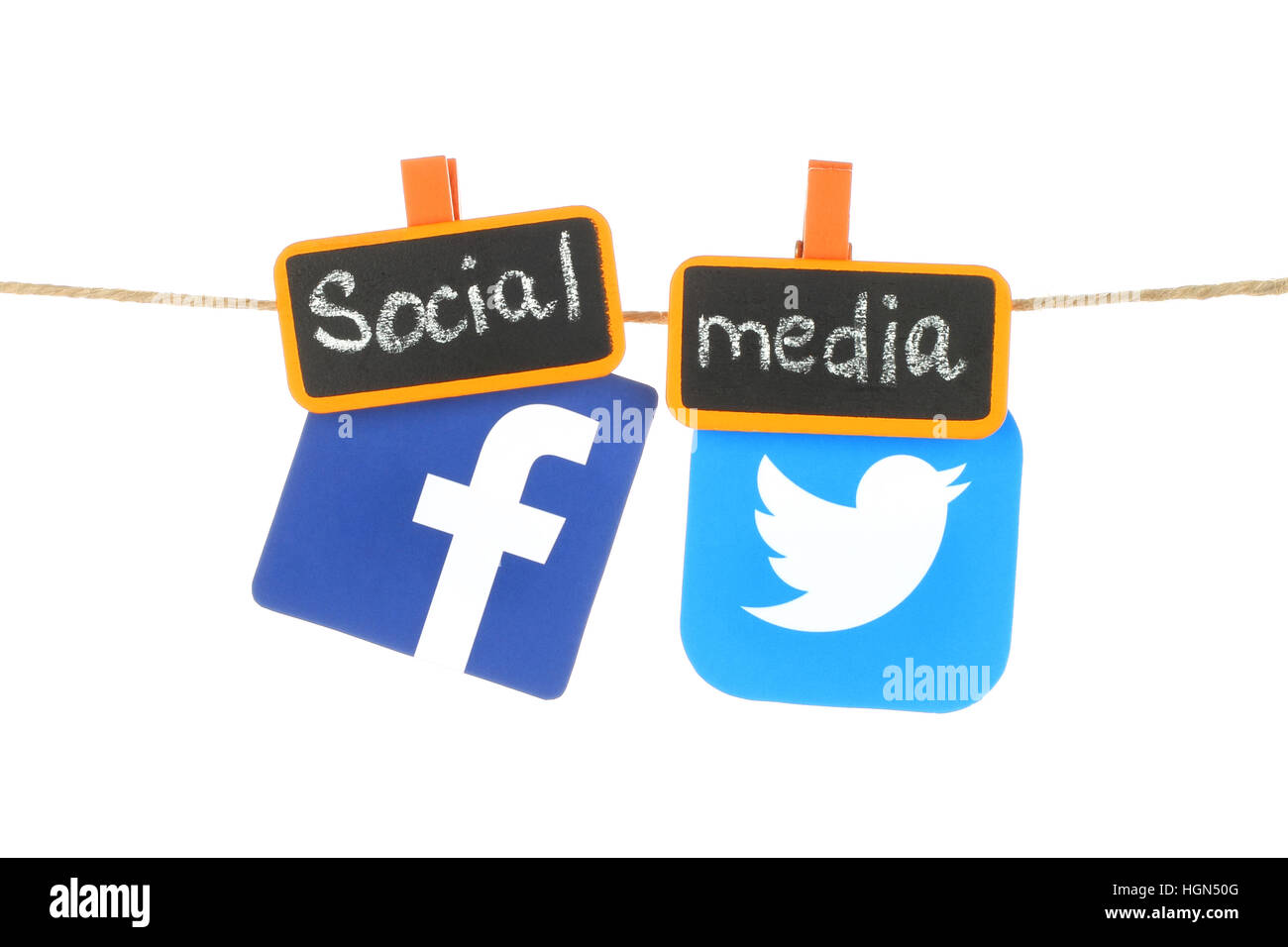 Kiev, Ucraina - 02 agosto 2016: Facebook e Twitter logo stampato su carta, hangind su una fune con tag clothespins arancione con chalk parole scritte Foto Stock
