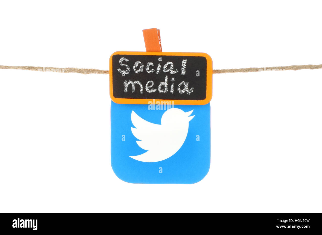 Kiev, Ucraina - 02 agosto 2016: Twitter icona stampata su carta, hangind su una fune con tag clothespin arancione con chalk parole scritte "social media" o Foto Stock
