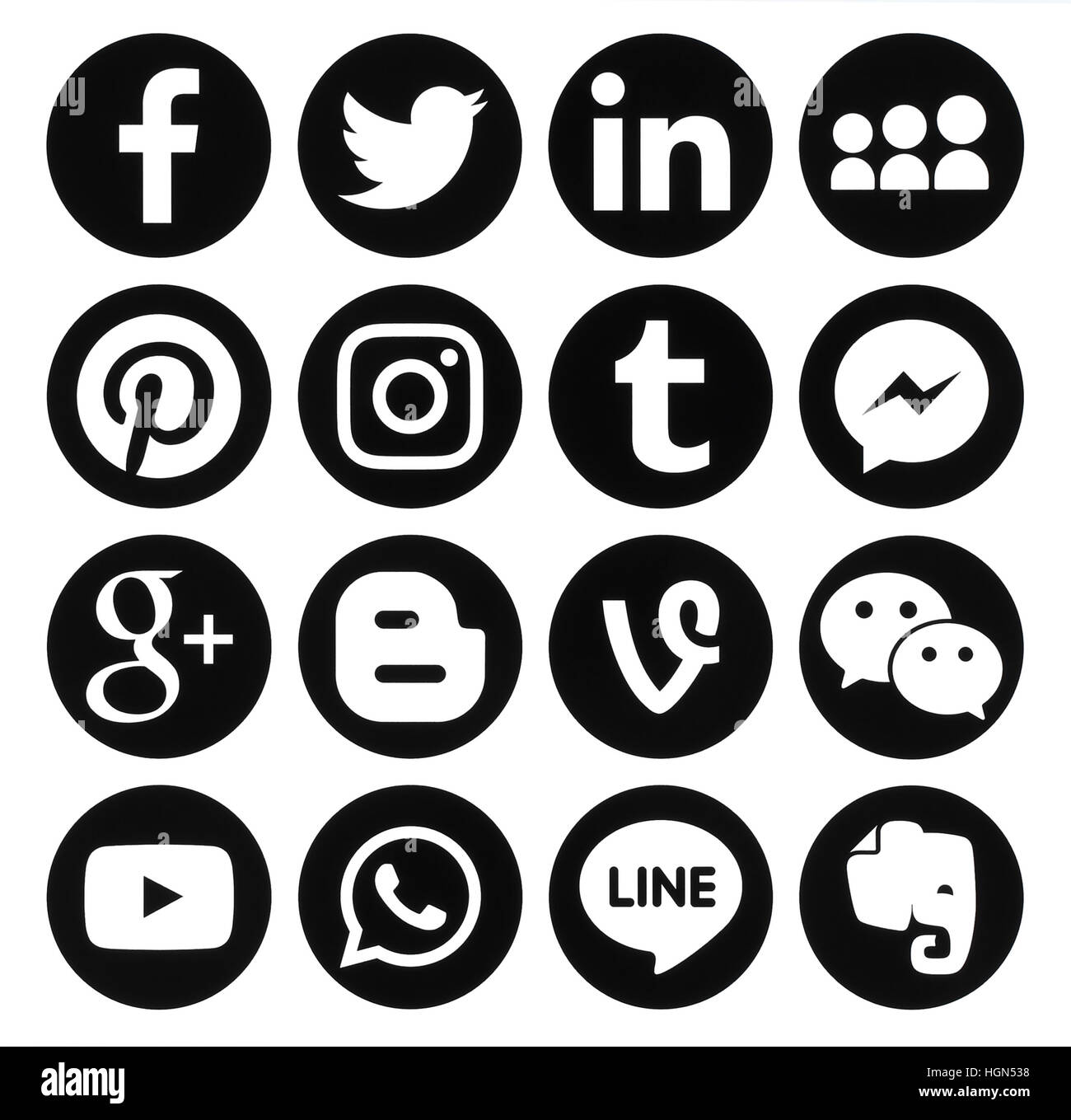 Kiev, Ucraina - 25 Ottobre 2016: Raccolta di popolari tondo nero social media icone stampate su carta: Facebook, Twitter, Google Plus, Instagram, Pi Foto Stock