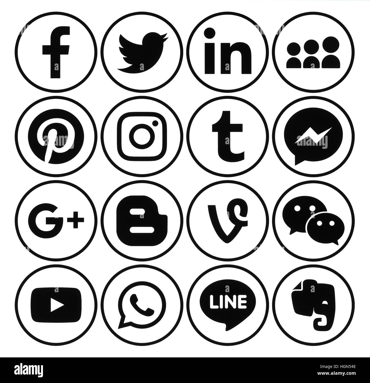 Kiev, Ucraina - 01 dicembre, 2016: Raccolta di popolari tondo nero social media icone stampate su carta: Facebook, Twitter, Google Plus, Instagram, P Foto Stock