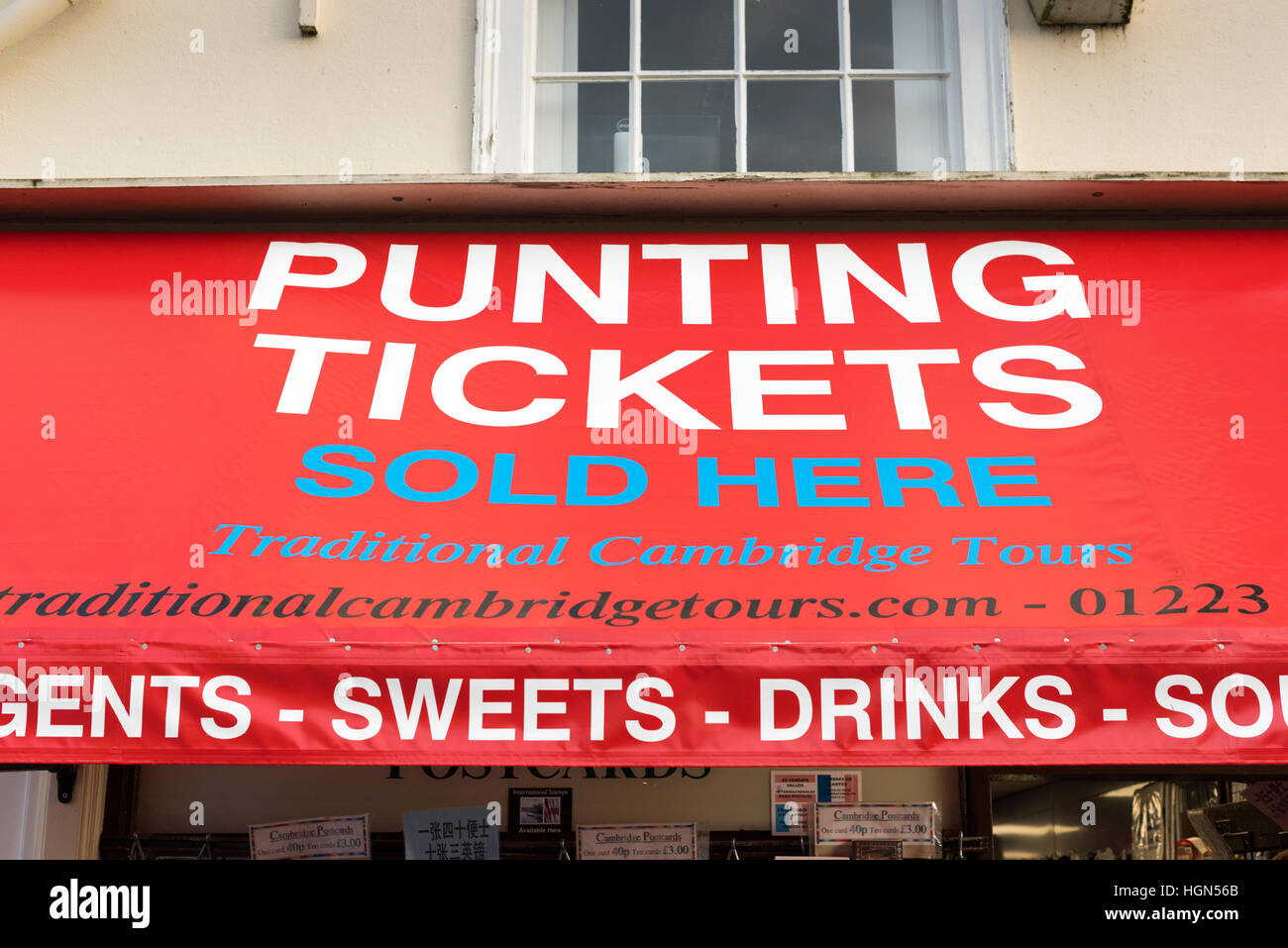 Un annuncio pubblicitario per punting biglietti su una tenda sopra un negozio in King's Parade Cambridge Regno Unito Foto Stock