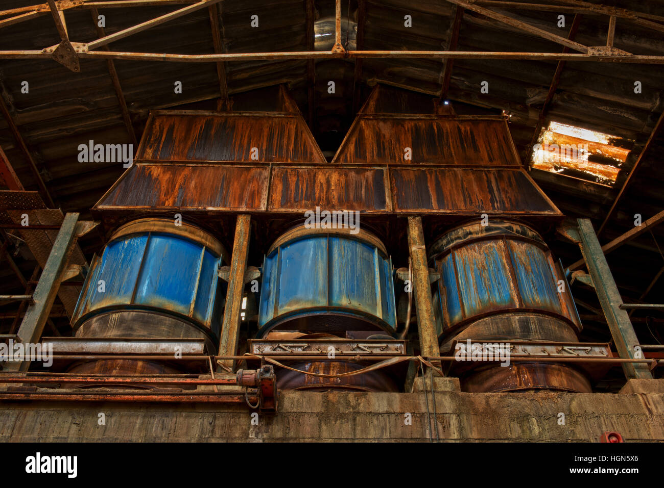 Rusty macchinari pesanti ancora rimane all'interno di Clock House laterizi, Capel, vicino a Dorking, Surrey, Regno Unito Foto Stock