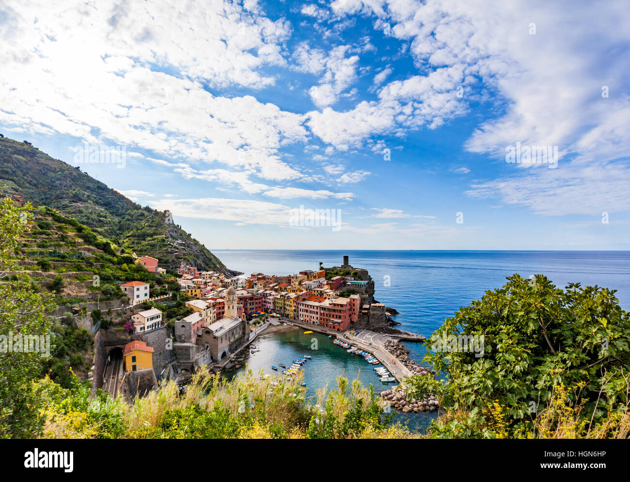 Vernazza, uno dei cinque villaggi nel Parco Nazionale delle Cinque Terre ed è un sito Patrimonio Mondiale dell'UNESCO sulla Riviera Italiana Foto Stock