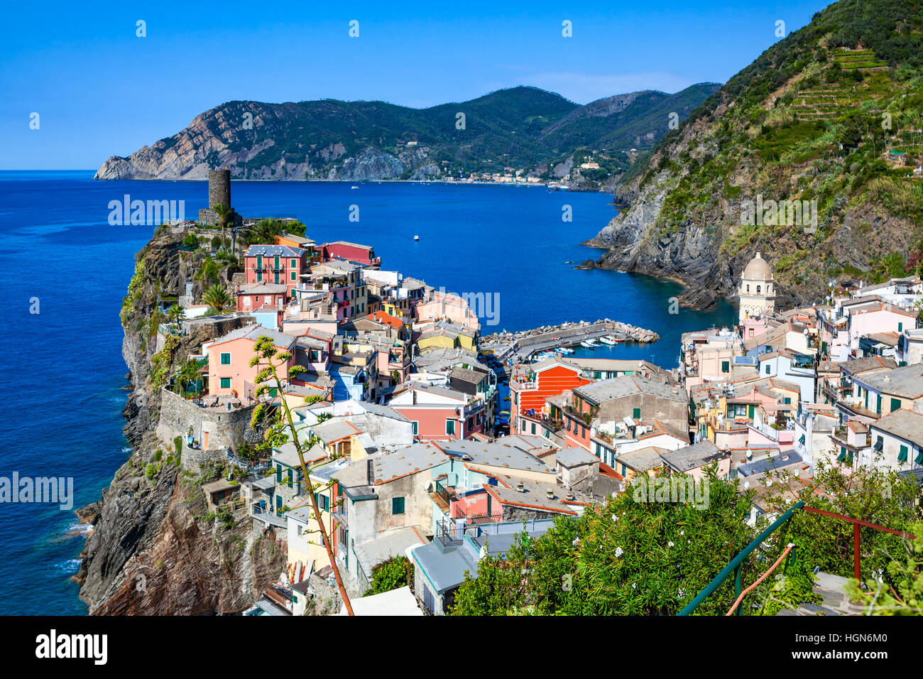 Vernazza, uno dei cinque villaggi nel Parco Nazionale delle Cinque Terre ed è un sito Patrimonio Mondiale dell'UNESCO sulla Riviera Italiana Foto Stock