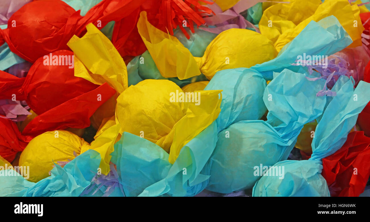 Caramelle colorate confezionate singolarmente in vendita nel negozio di  caramelle Foto stock - Alamy