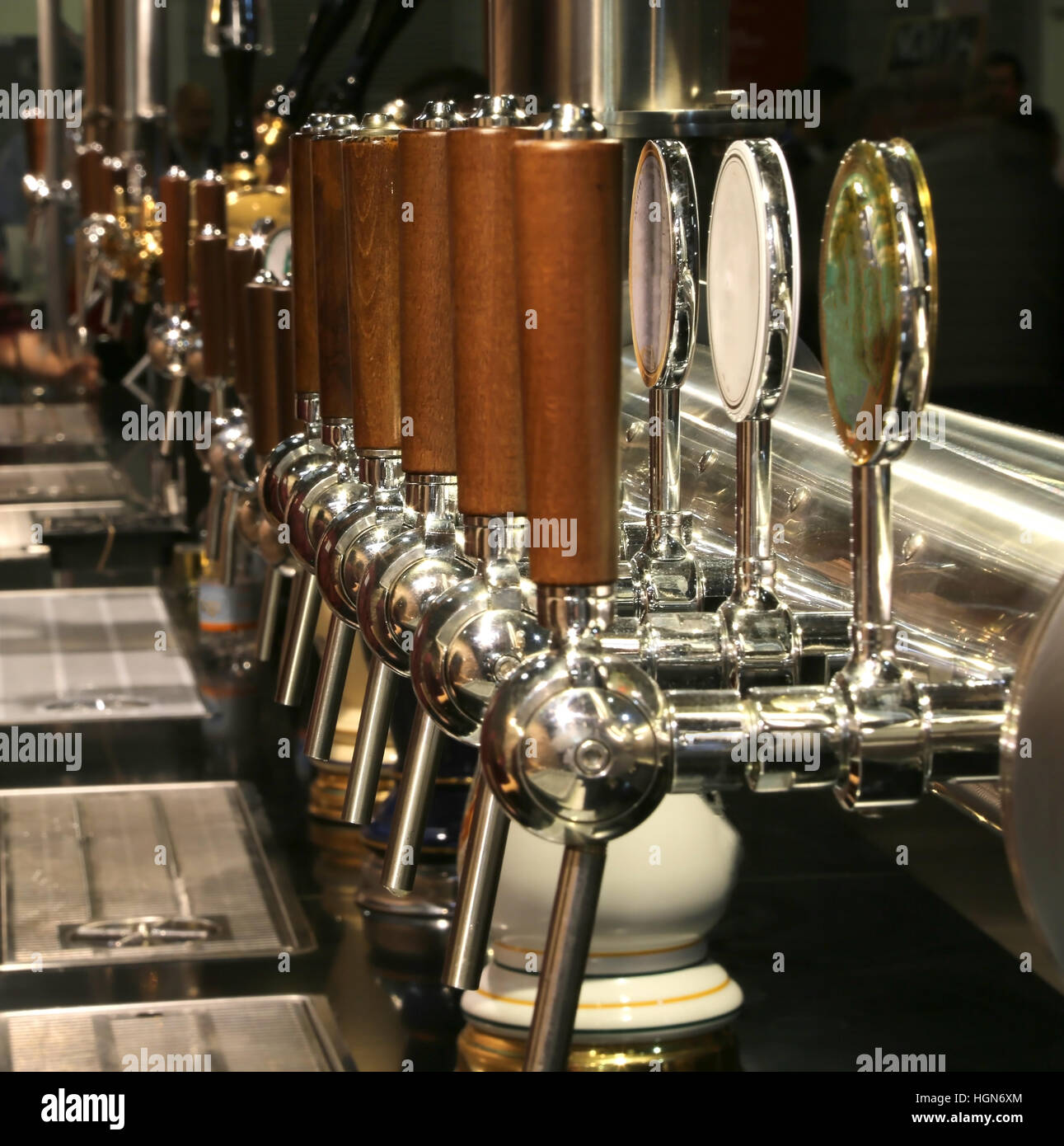 Progetto di birra con molti tocchi nel bar di notte Foto Stock