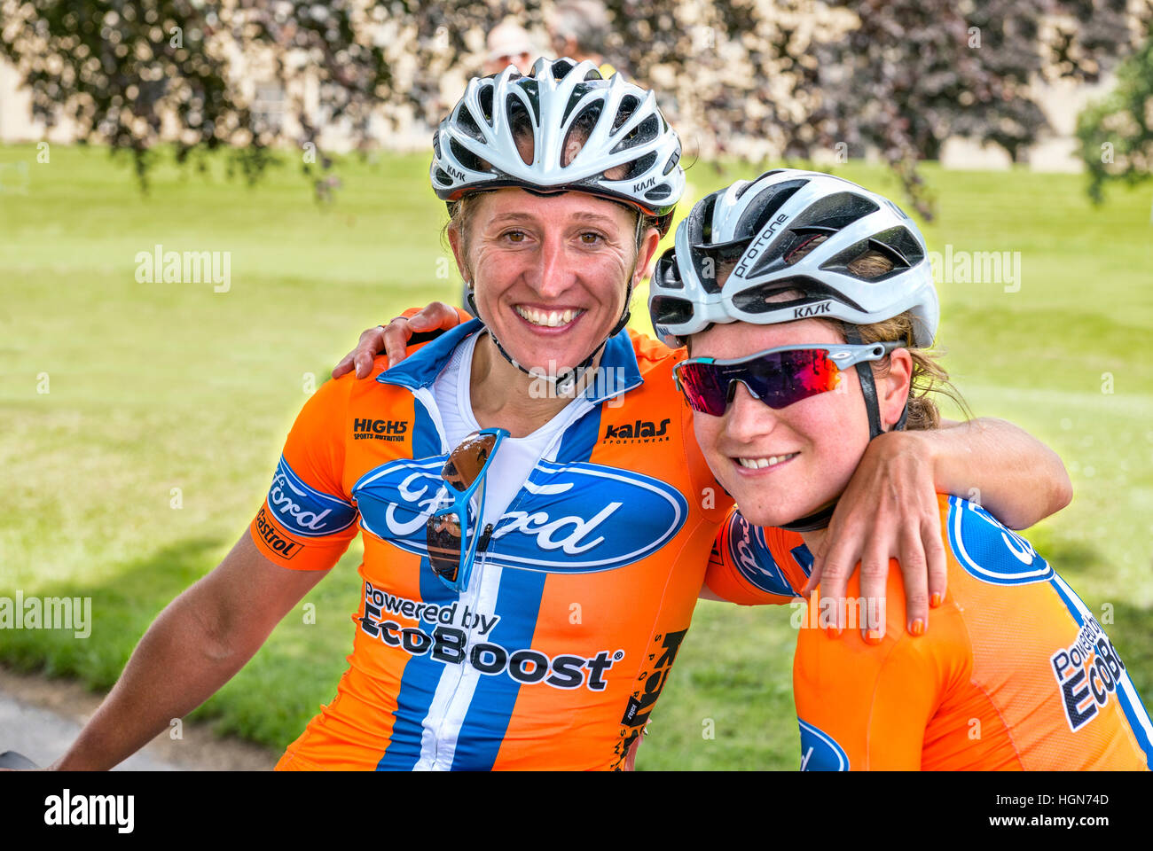 Onorevoli Ryedale GP vincitore Nicola Juniper essendo congratulazioni da un compagno di squadra Foto Stock