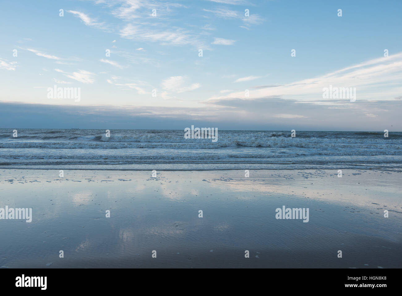 Spiaggia e surf del Mare del Nord in koksijde, Belgio Foto Stock