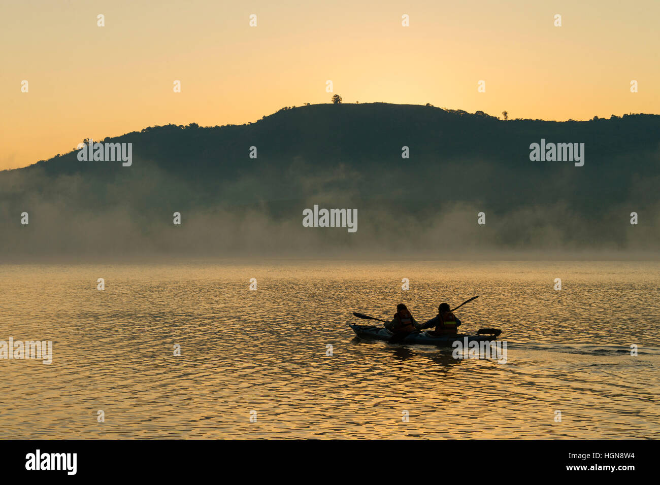 Canoa kayak la mattina presto alba sunrise oro dorato Foto Stock