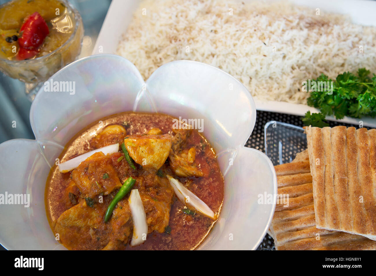 Korma di pollo con riso bianco e naan afghano o fette di pane Foto Stock
