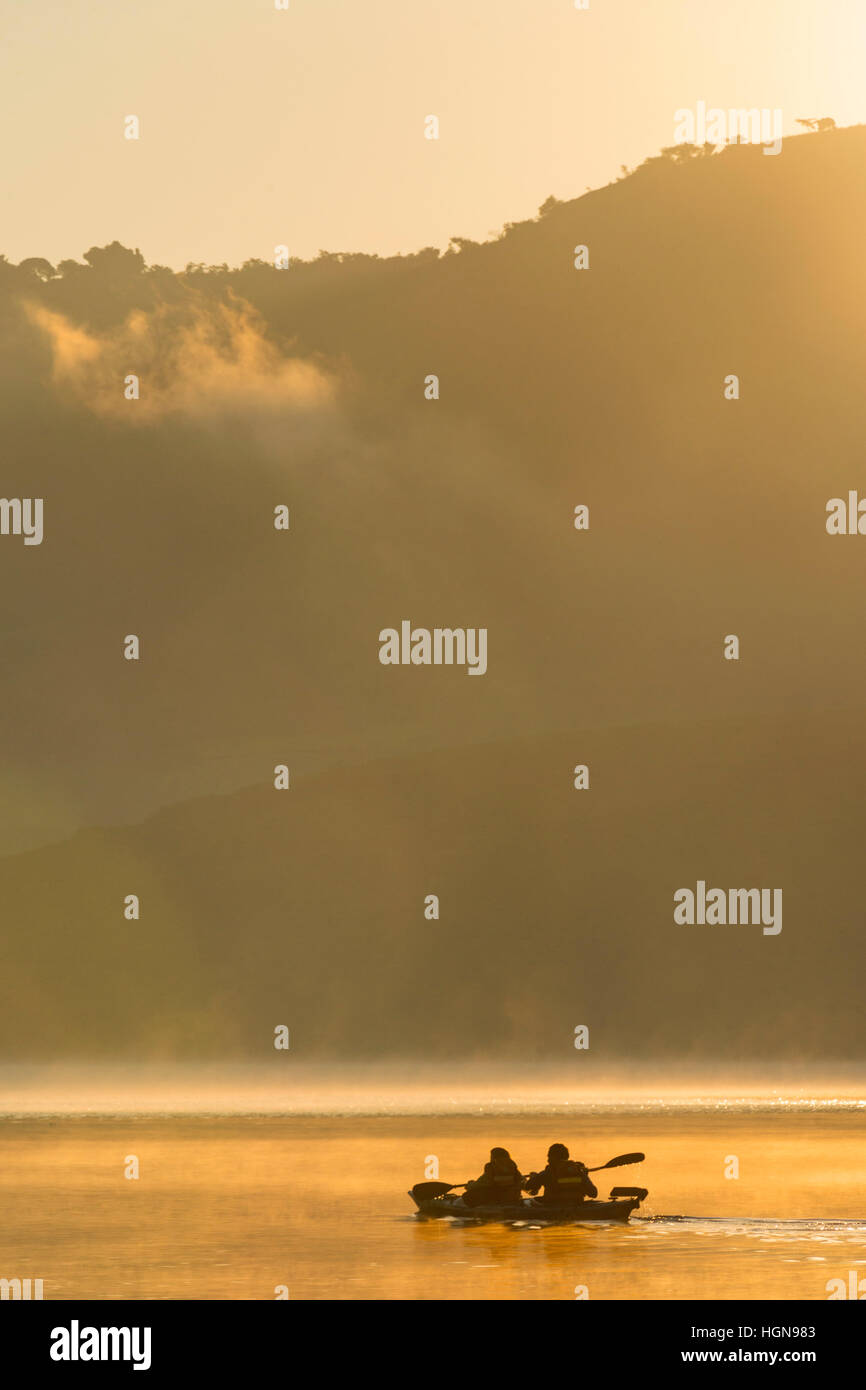 Canoa kayak la mattina presto alba sunrise oro dorato Foto Stock