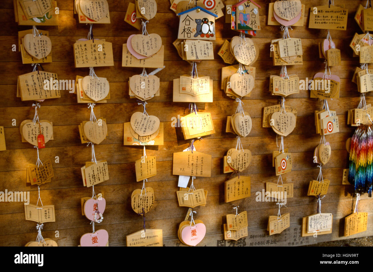 Appendere le schede di preghiera ikuta santuario kobe Giappone Foto Stock