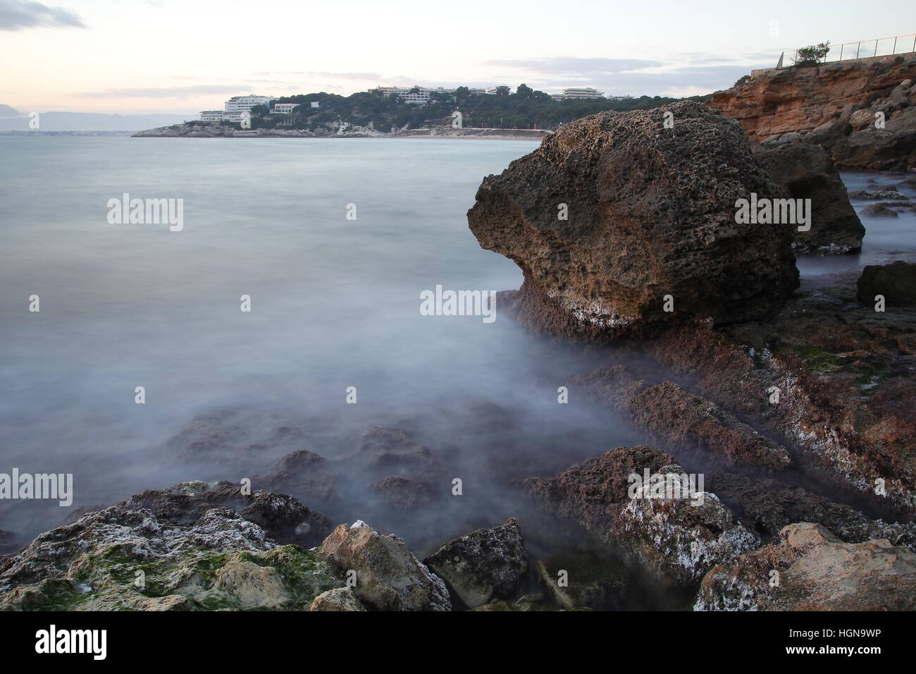 Costa del Mare a Salou, Spagna, con edifici in background Foto Stock