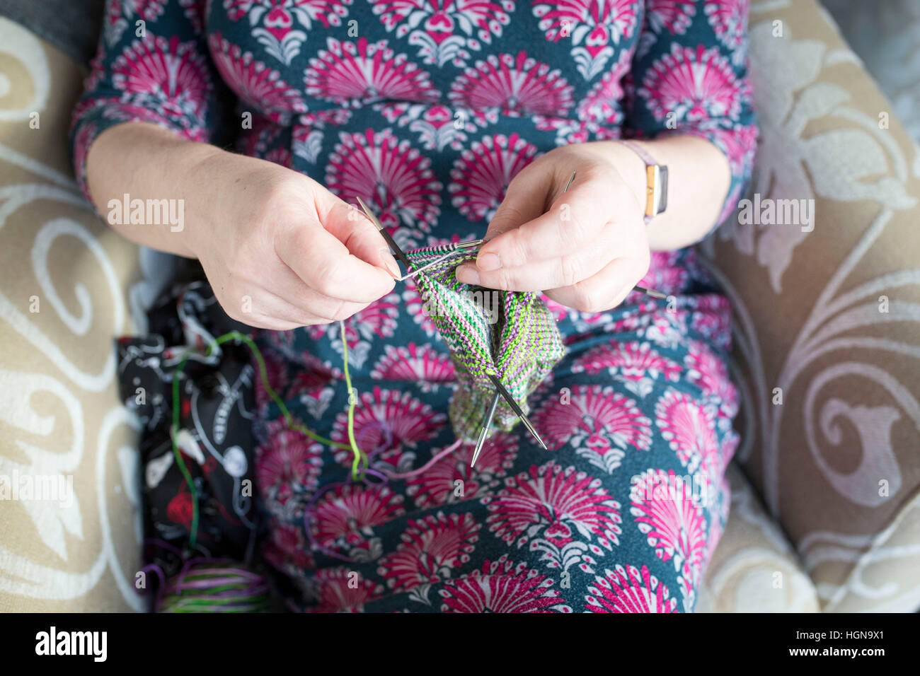 Maglia - close up di una signora con le mani in mano a maglia Foto Stock