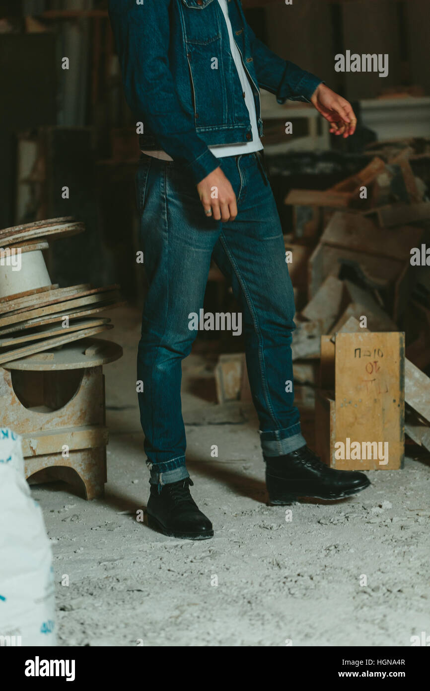 Jeans e scarpe nere immagini e fotografie stock ad alta risoluzione Alamy