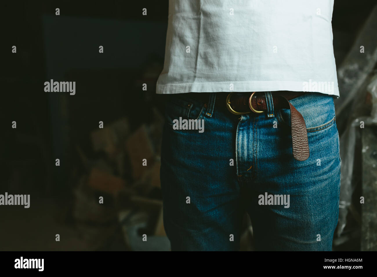 Moda moderno classico jeans e una T-shirt bianco Foto Stock