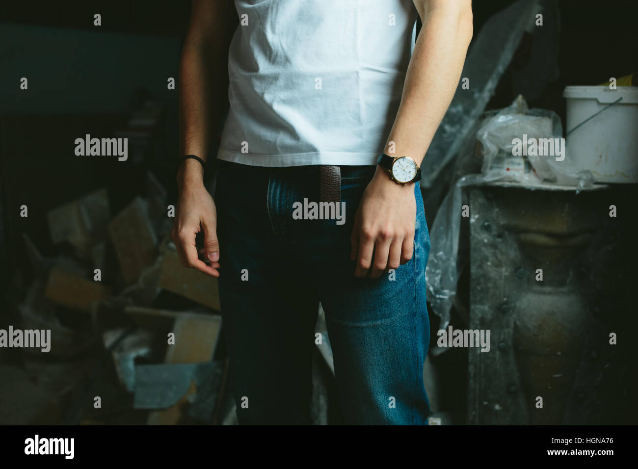 Moda moderno classico jeans e una T-shirt bianco Foto Stock